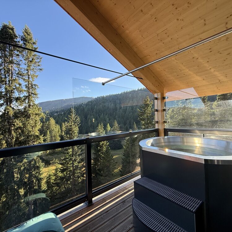 Hot Tub auf der Terrasse mit Blick auf dne Turracher Zirbenwald