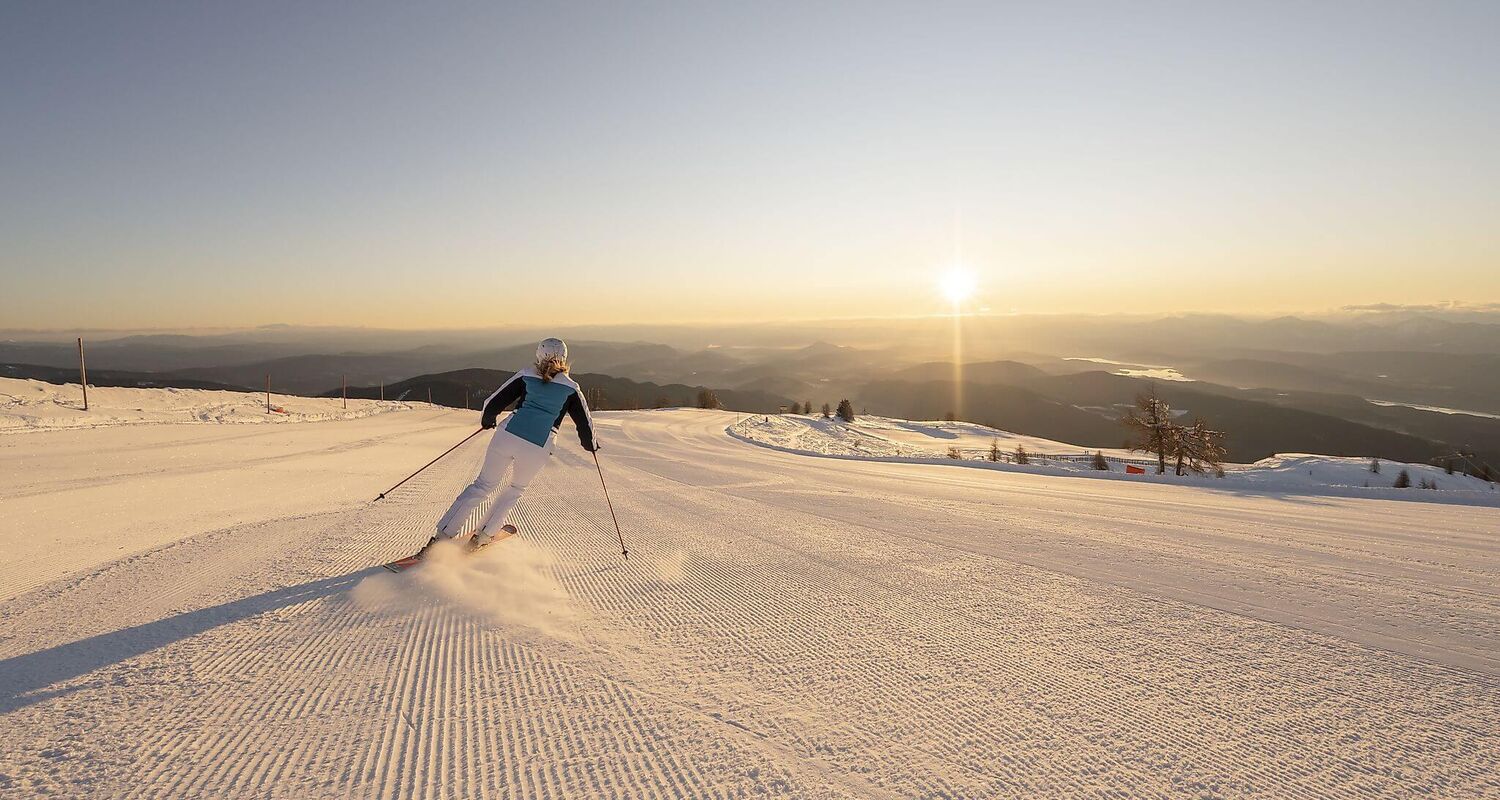 Skifahrerin auf der frisch präparierten Piste auf der Gerlitzen in Kärnten