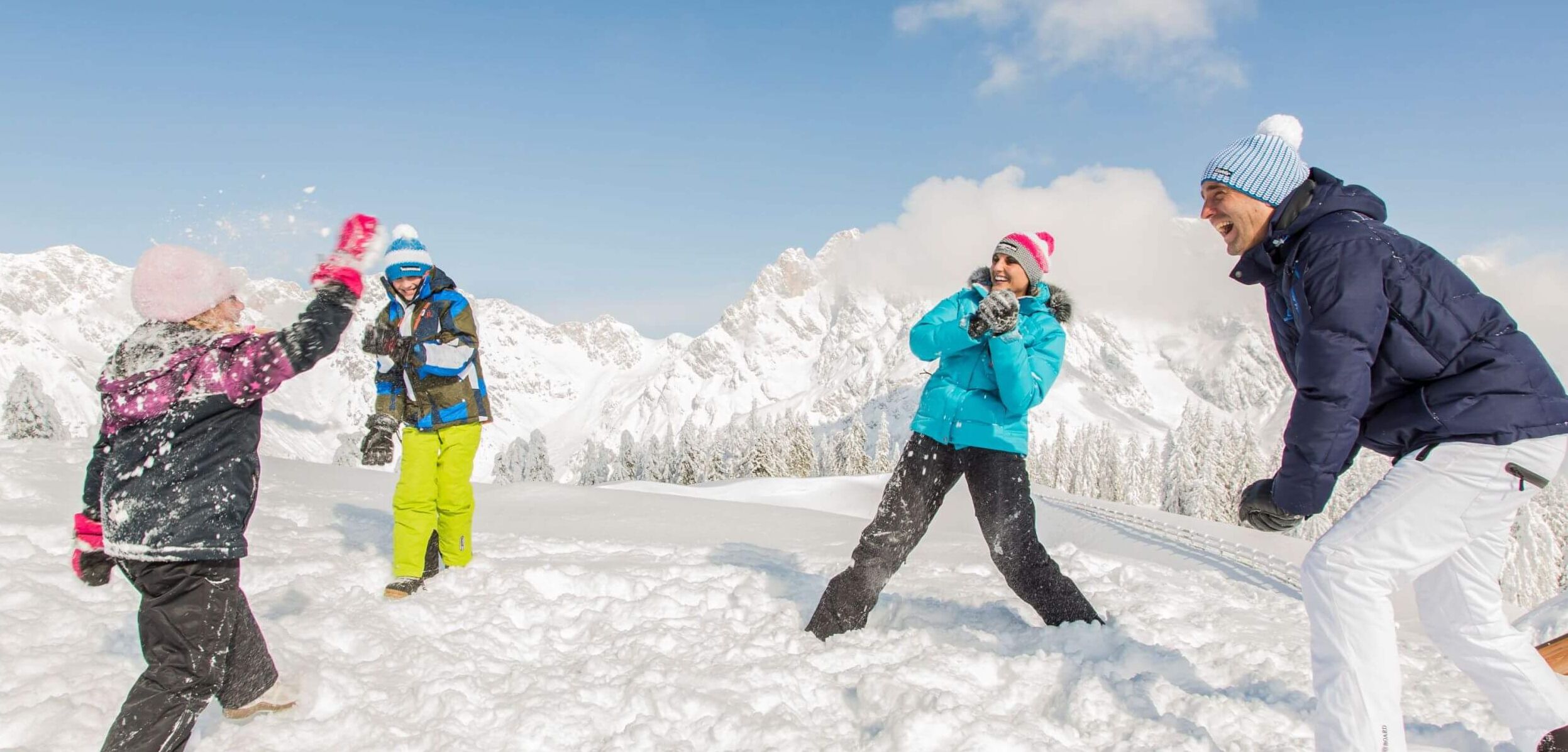 Schneeballschlacht im Salzburger Land (c) Salzburger Land Tourismus