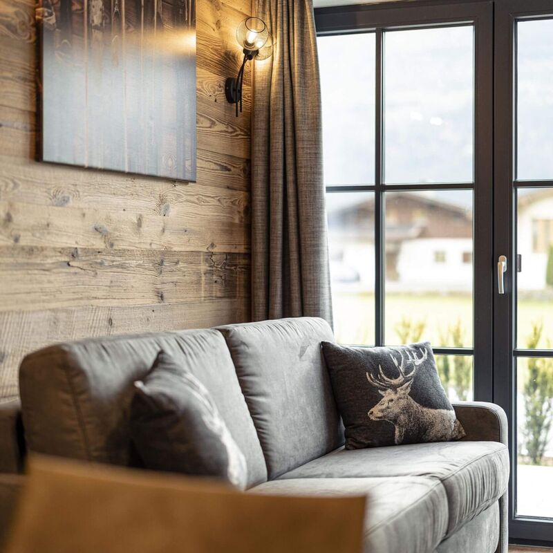 Wohnzimmer mit Blick auf die Hohen Tauern in den Tauernlodges Uttendorf