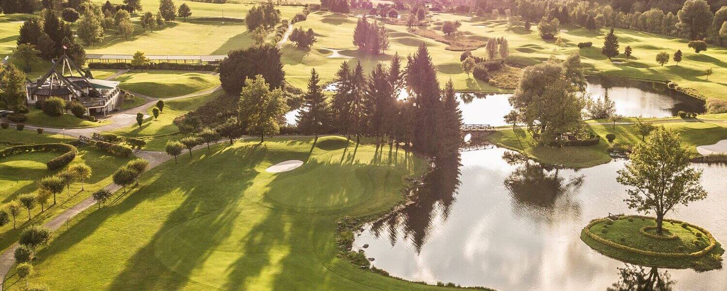 Blick auf den schön angelegten Golfclub Schladming Dachstein mit seinen Wasserhindernissen