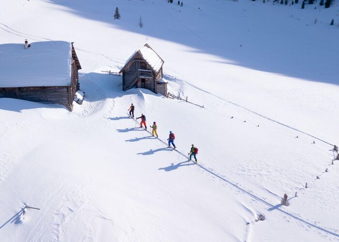 Schneeschuhwanderer in den verschneiten Nockbergen in Kärnten