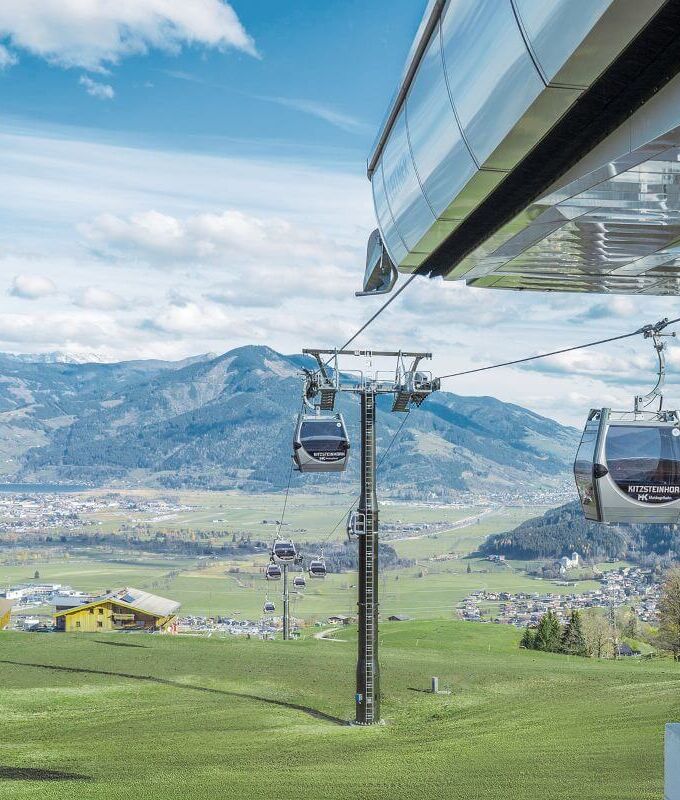 Gondola lift on the Maiskogel, with the Pinzgau grass mountains and Lake Zell in the background.
