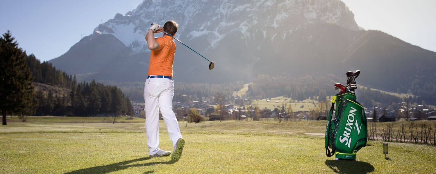 Golfer am Golfplatz in Ehrwald mit Blick auf die Zugspitze
