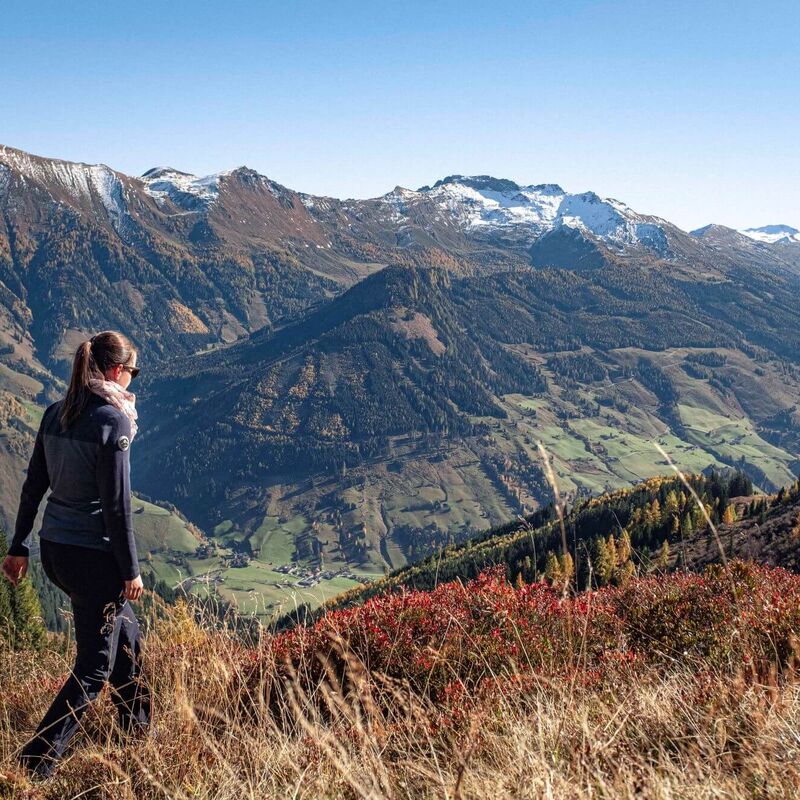 Wanderin im Herbst in Rauris
