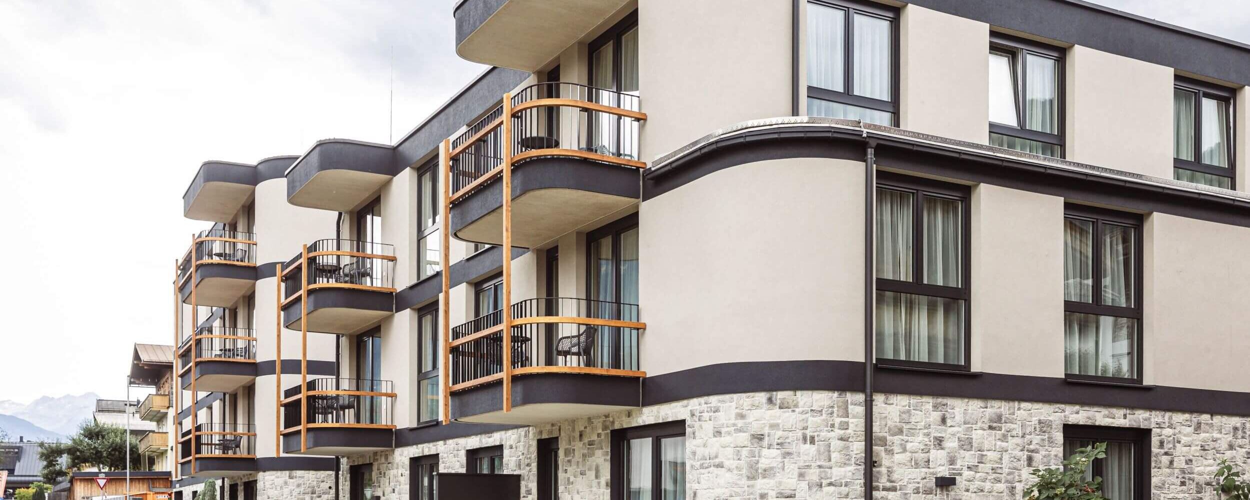 Außenansicht im Sommer - Zillertal Suites Fügen by ALPS RESORTS