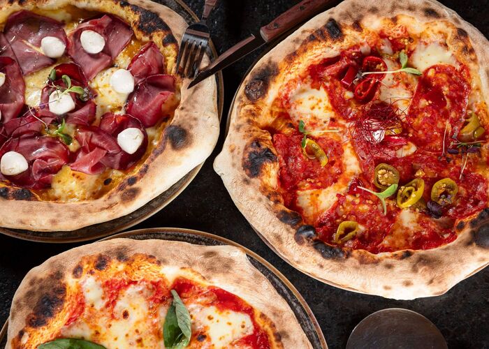 Drei köstliche neapolitanische Pizzen vom ALPS KITCHEN Saalbach