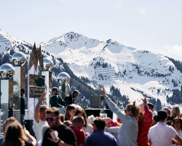 DJs und feierndes Publikum vor einer winterlichen Bergkulisse bei den White Pearl Mountain Days