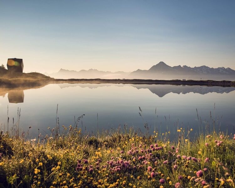 Ruhiger Bergsee im Zillertal in herbstlicher Stimmung, umgeben von alpiner Bergkulisse. © Zillertal Tourismus / Tom Klocker