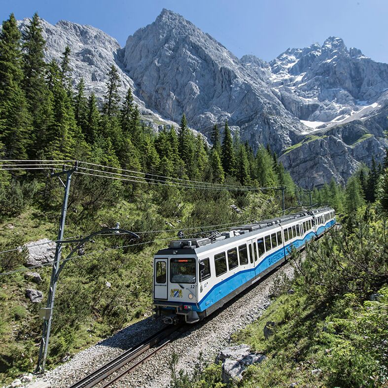 Die Zugspitz Zahnradbahn vor der Zugspitze