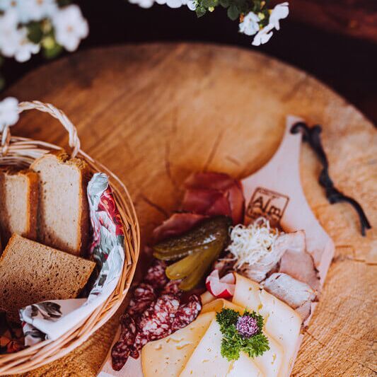 Platte mit Speck, Käse und Brot