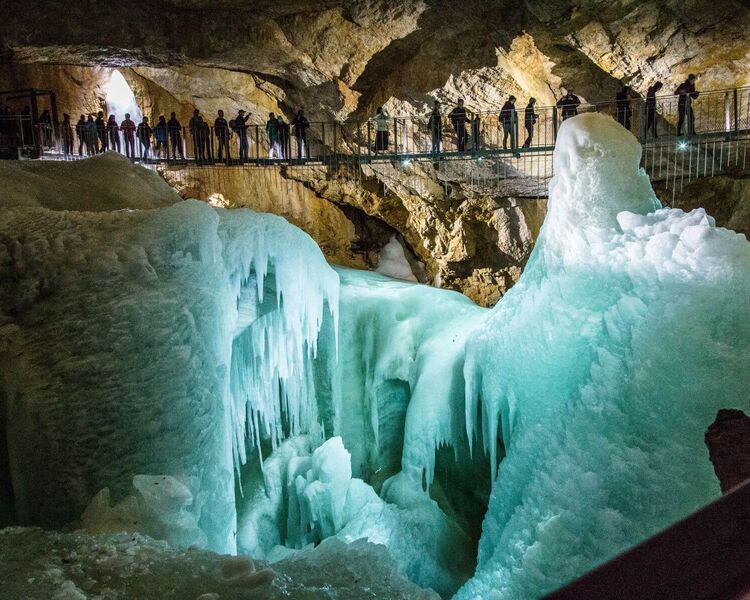 Hängebrücke über gigantische Eisformationen in einer Höhle