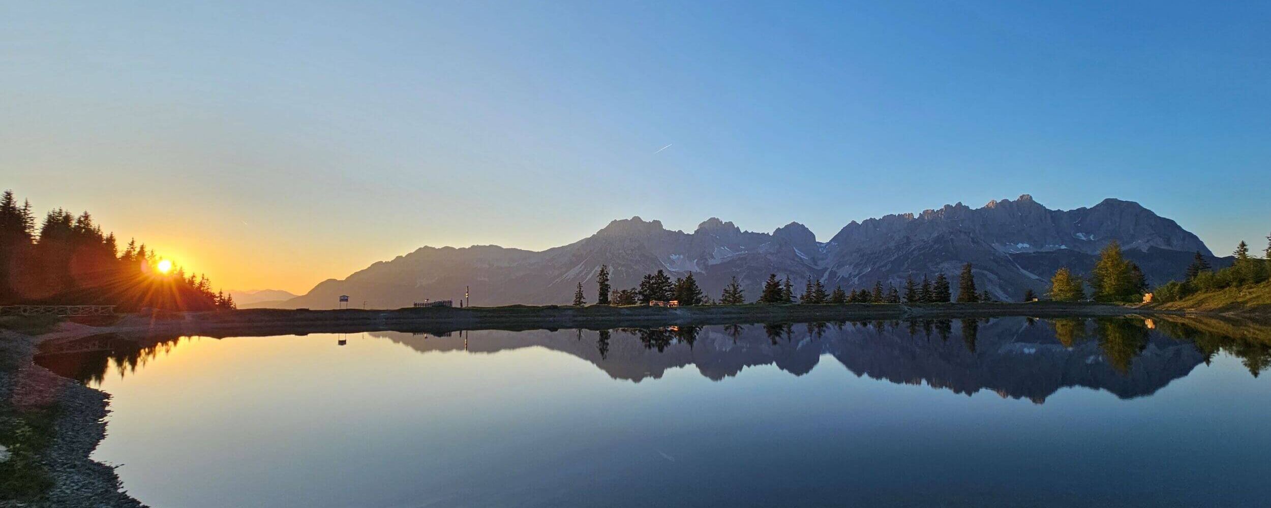 Astbergsee zum Sonnenuntergang mit Blick auf den Wilden Kaiser