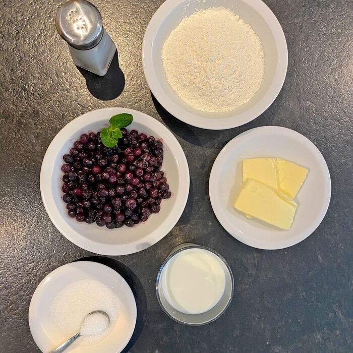 Wilde Heidelbeeren, Butter, Zucker, Milch und Zucker