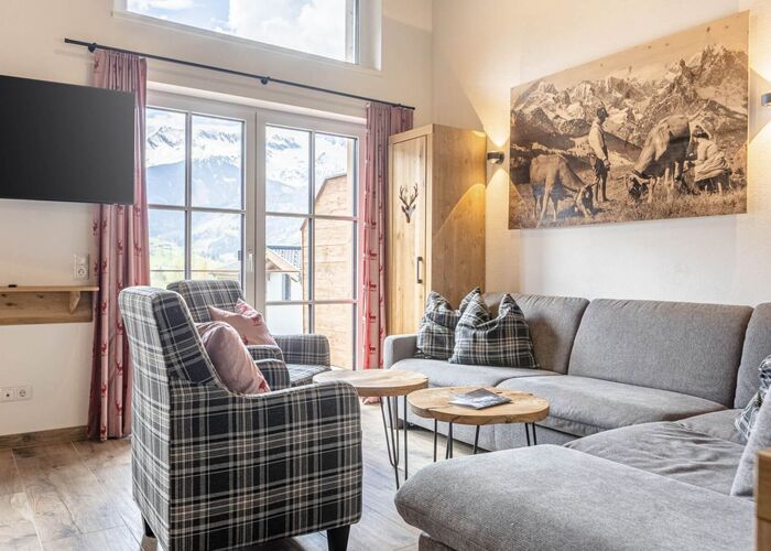 Gemütlicher Wohnbereich mit Blick auf den Erlebnisbadesee Uttendorf