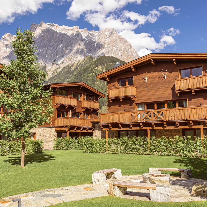 Schöne Holzchalets mit Garten vor der Zugspitze