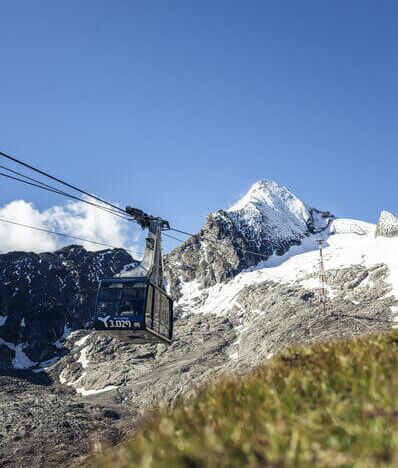 Aerial tramway in front of the summit of the Kitzsteinhorn