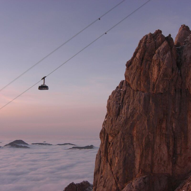 Gondel der Tiroler Zugspitzbahn über dem Nebelmeer im Herbst