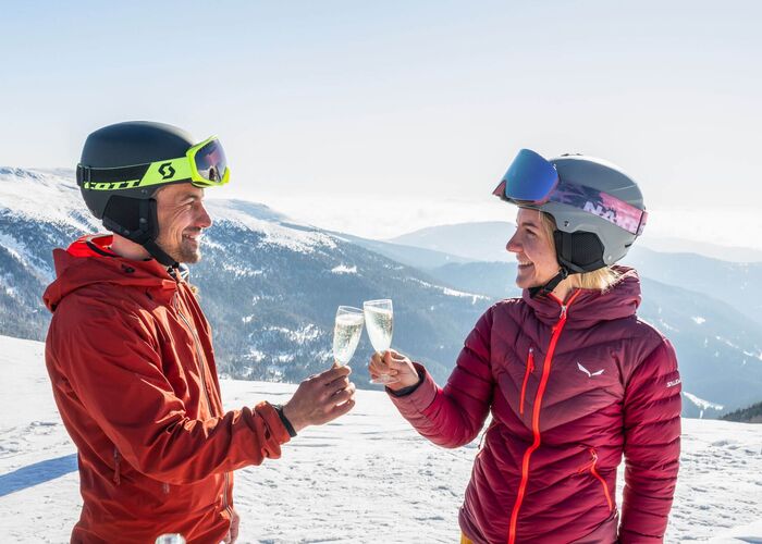 Pärchen trinkt Prosecco auf der Turracher Skipiste