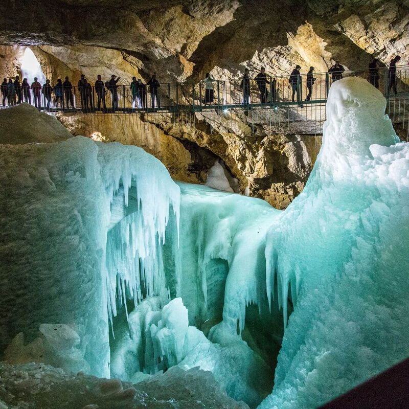 Hängebrücke über gigantische Eisformationen in einer Höhle