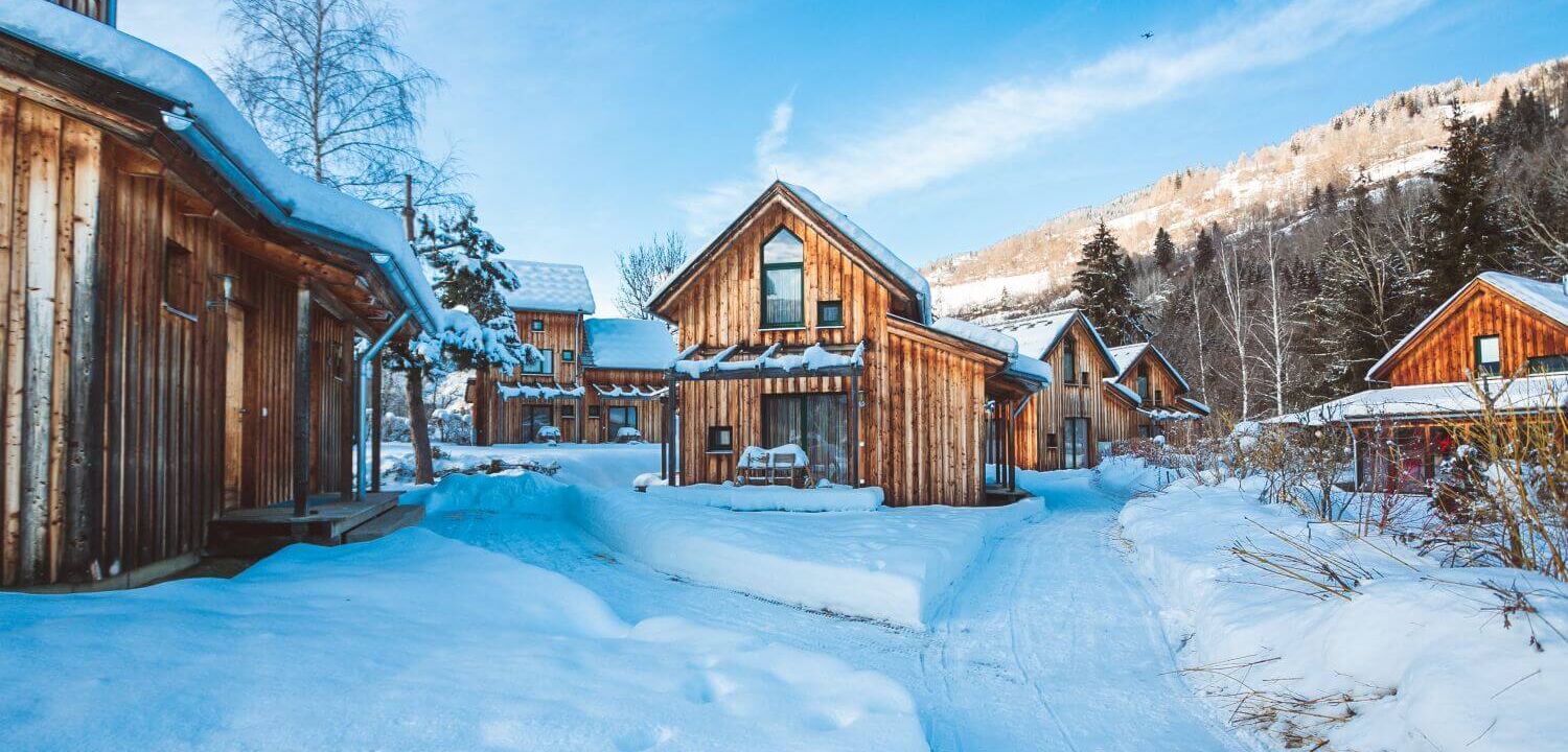 Ferienhäuser im Schnee nahe der Kreischberg Talstation