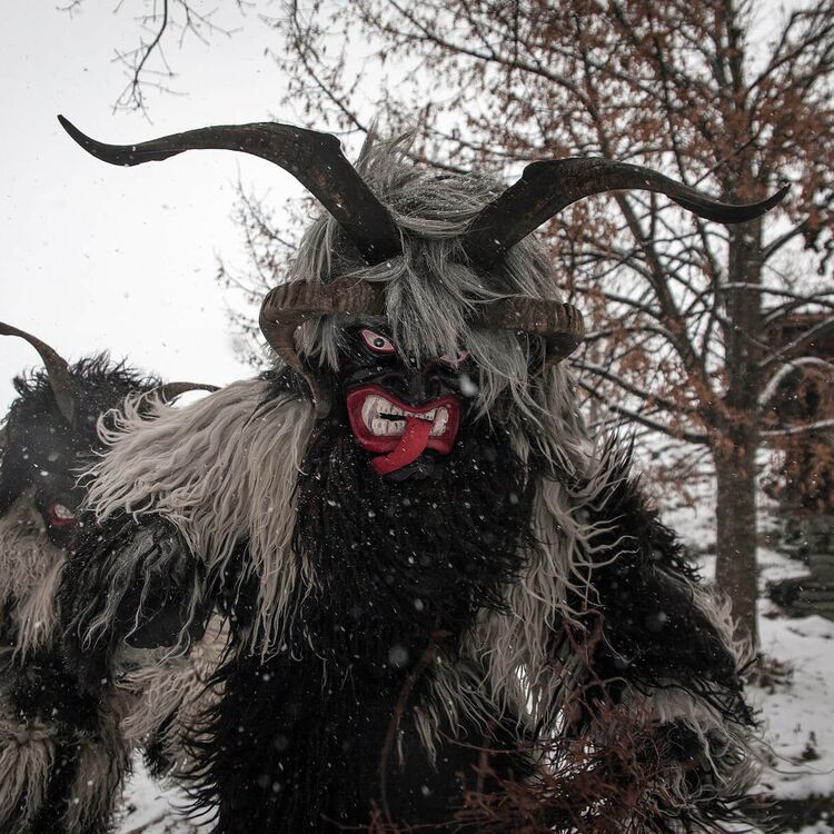 Schiachperchten und Toifi beim traditionellen Perchtenlauf im Raurisertal, Salzburg. © TVB Rauris / Florian Bachmeier