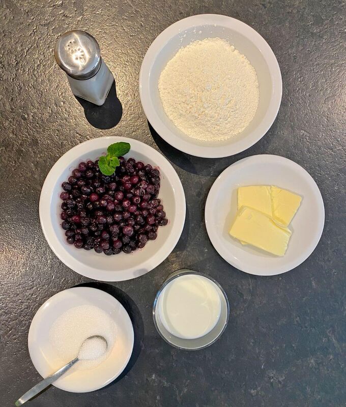 Wilde Heidelbeeren, Butter, Zucker, Milch und Zucker
