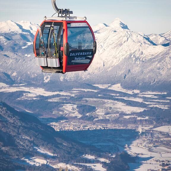 Eine moderne Gondelbahn in der SkiWelt Wilder Kaiser schwebt über die Pisten.