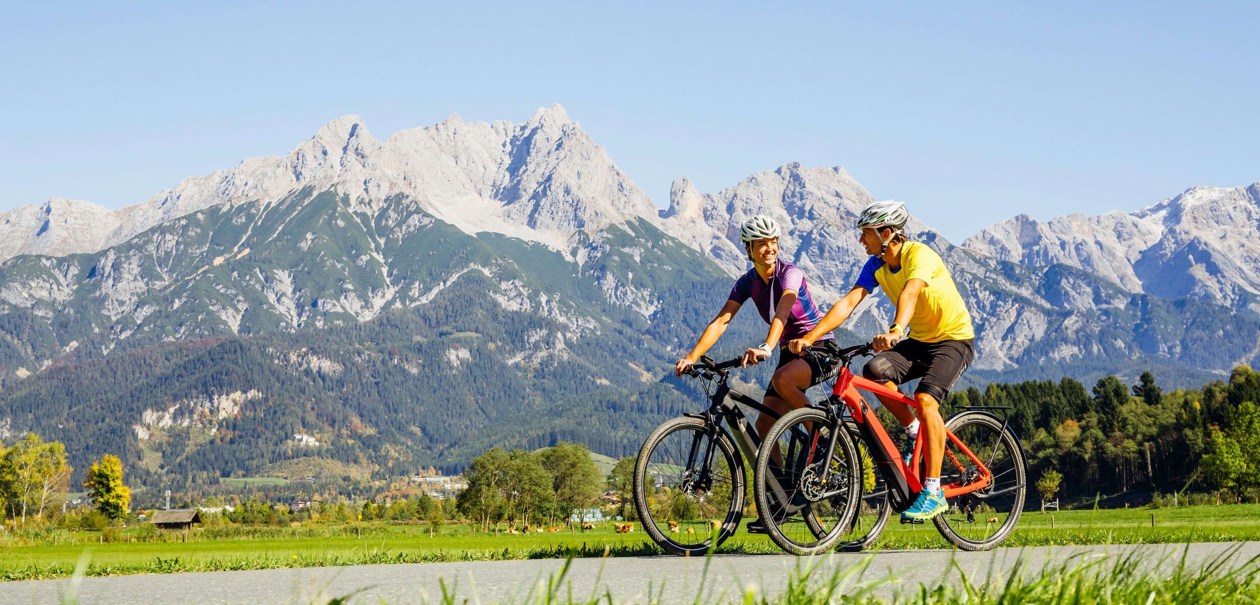 Couple on the Tauern cycle path, the mountains in the background