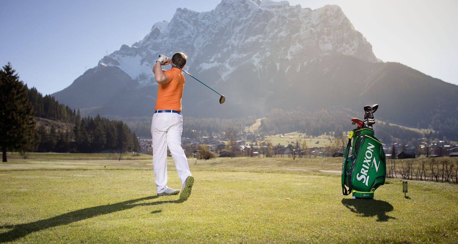 Golfer am Golfplatz in Ehrwald mit Blick auf die Zugspitze