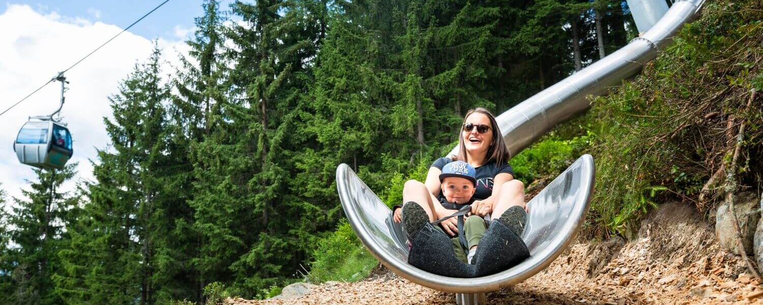Röhrenrutschen führen durch den Wald am Rutschenweg in Neukirchen.