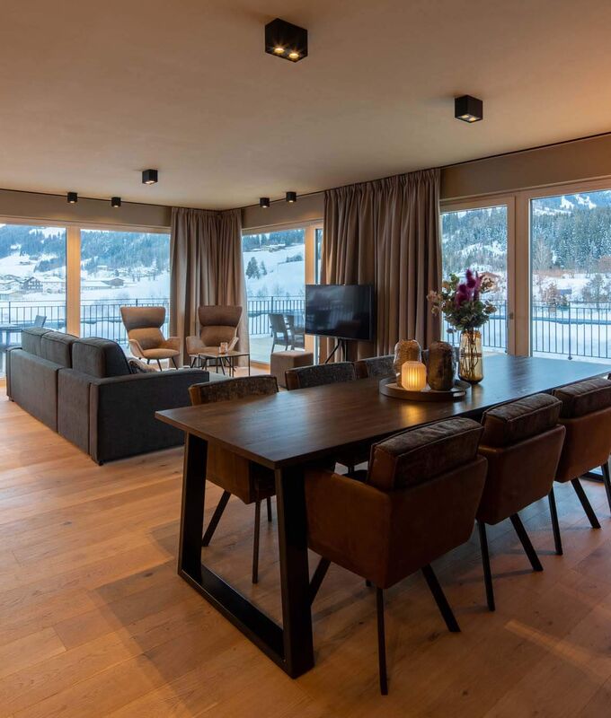 Großzügiger Wohn  und Essbereich mit Fensterfront im Berg & Golf Resort Westendorf