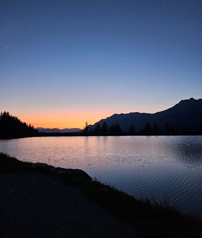 Astbergsee in Going mit frühem Sternenhimmel