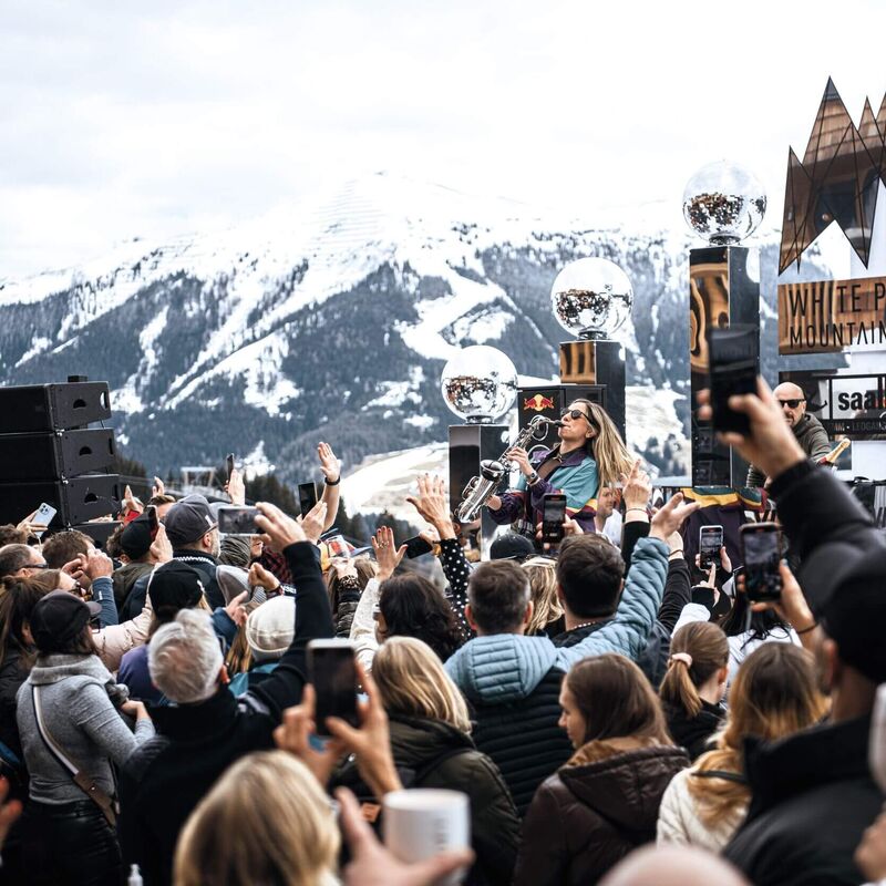 Feiernde Menschen bei den White Pearl Mountain Days in Saalbach