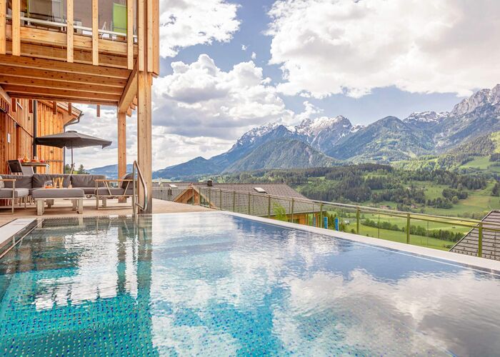 Gemütliche Terrasse mit Pool und fantastischem Ausblick auf die umliegende Bergwelt