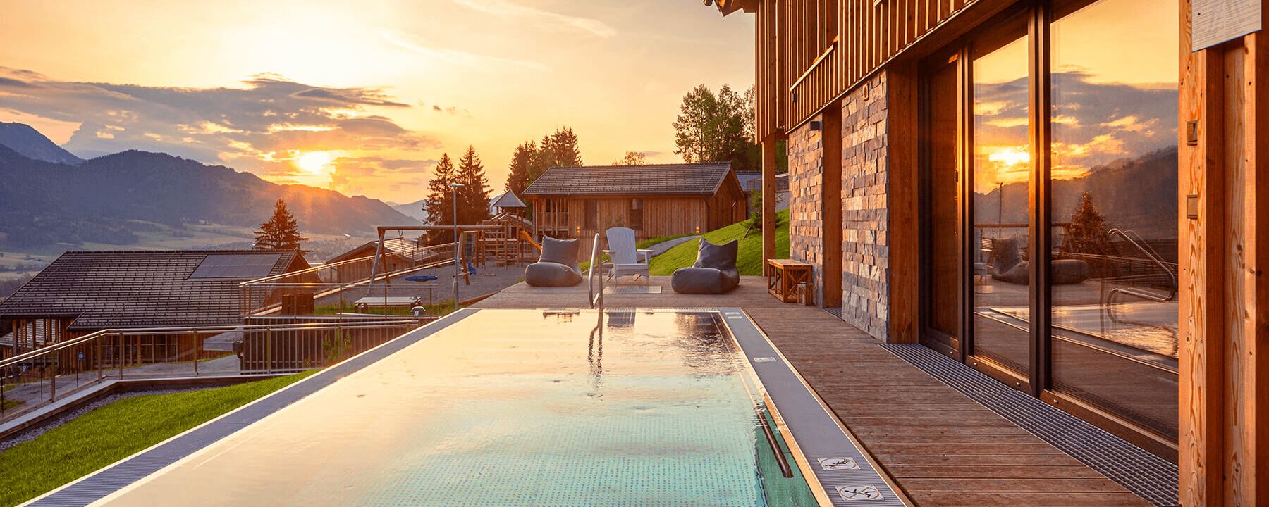 Schöner Ferienhaus-Pool mit Aussicht auf die Berge im Herbst