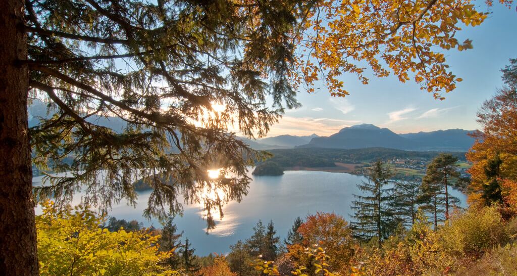 Bunte Wälder und der Faaker See im Herbst