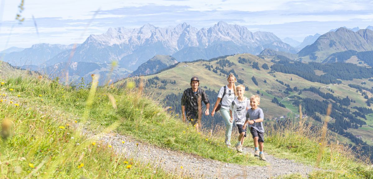 Familie beim Wandern in den Berger, im Hintergrund der Hochkönig.