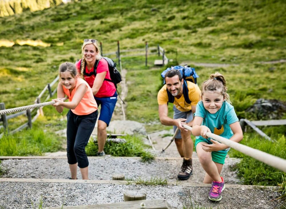 Junge Familie an einer Spielstation am Berg Kodok in Saalbach