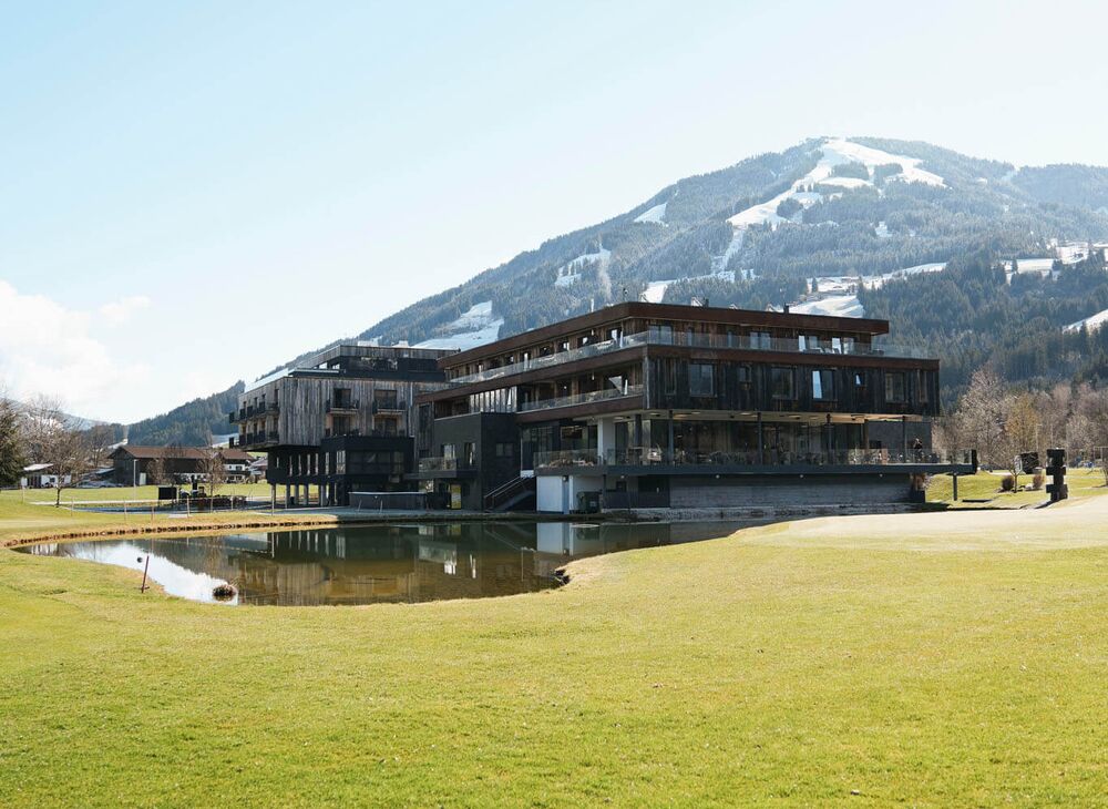 Golfplatz mit Golfresort, im Hintergrund der Talkaser in Westendorf