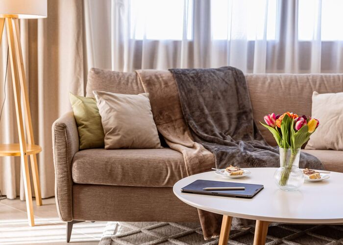 Wohnbereich mit Couch und Tisch - Bergresort Gerlitzen