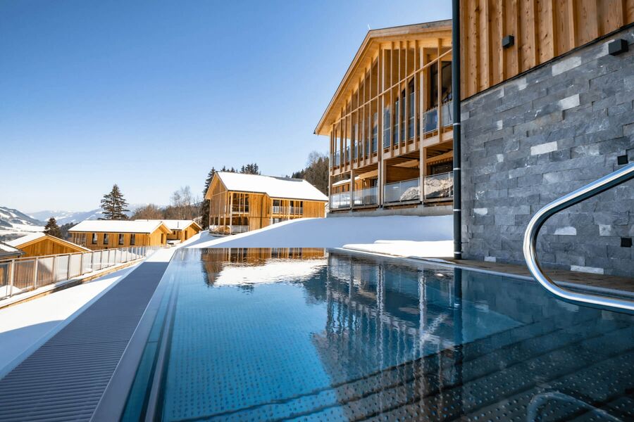 Privater Pool auf der Terrasse eines Ferienhauses im Winter