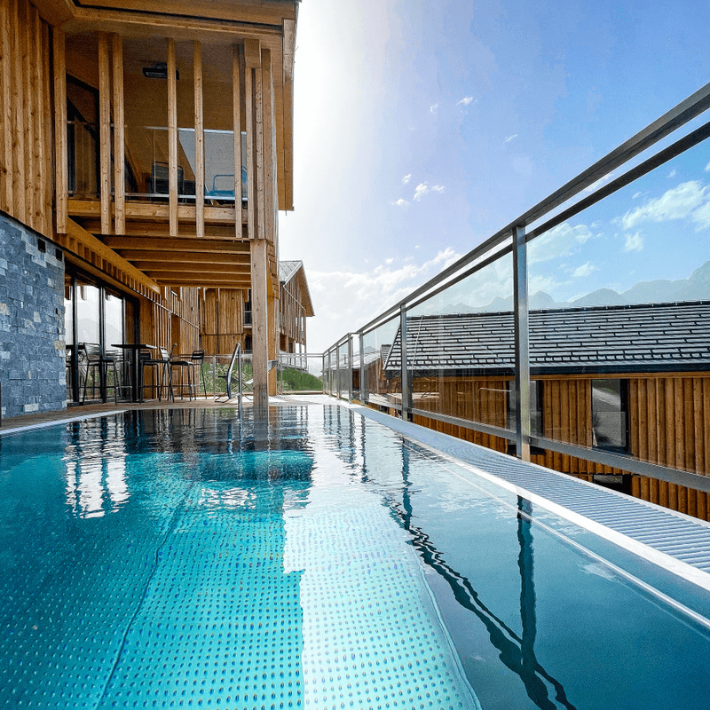Privater Pool vor einem Ferienhaus aus Holz