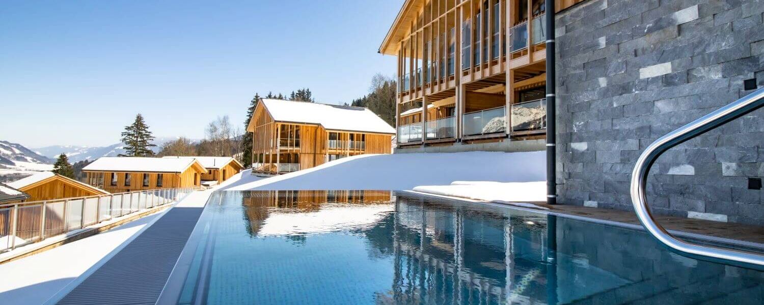 Moderne, schneebedeckte Chalets mit privatem Outdoor-Pool.