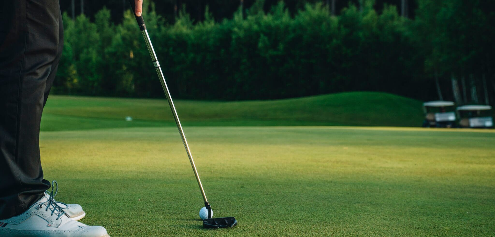 Golfer auf dem Golfplatz Kitzbüheler Alpen Westendorf beim Abschlag