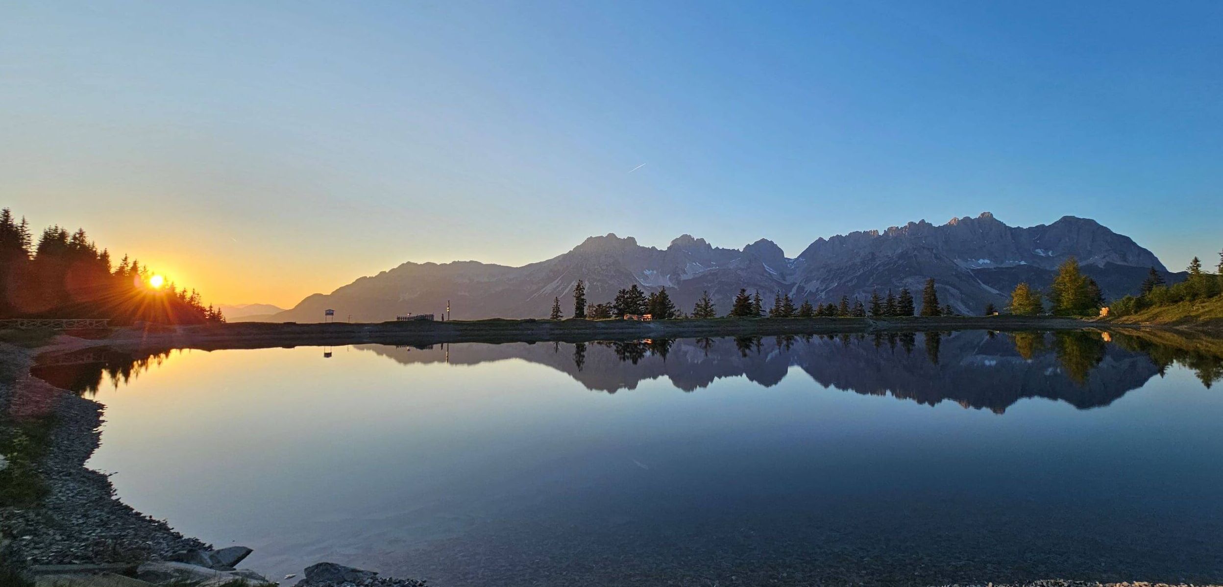 Astbergsee zum Sonnenuntergang mit Blick auf den Wilden Kaiser