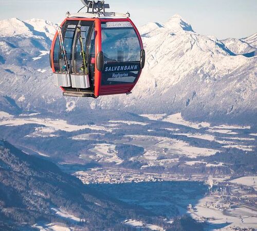 Eine moderne Gondelbahn in der SkiWelt Wilder Kaiser schwebt über die Pisten.