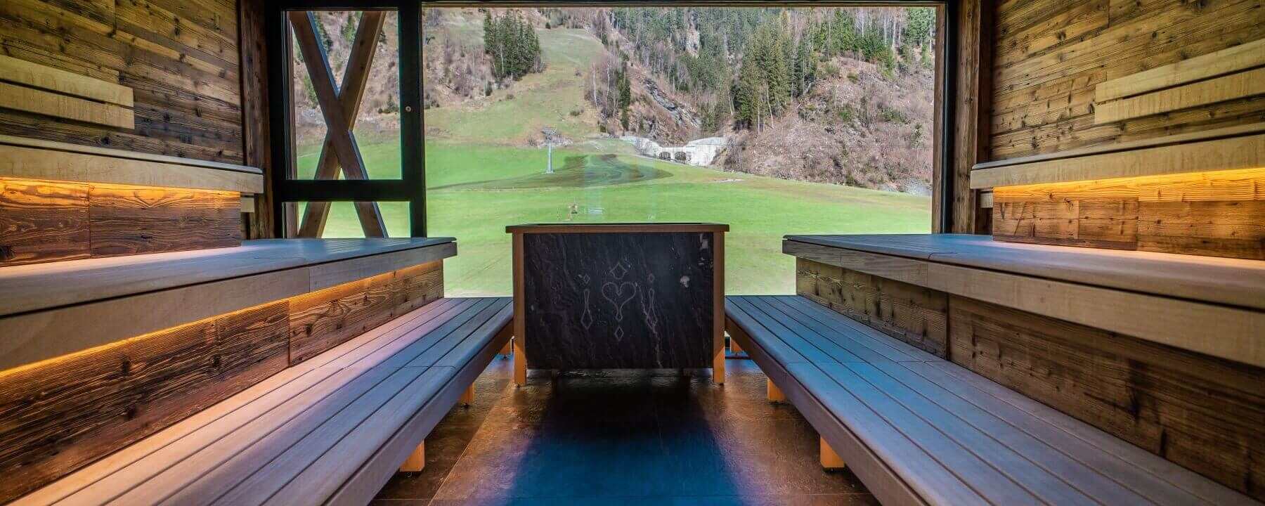 Moderne, private Sauna mit großem Panoramafenster und Ausblick auf die Berglandschaft von Salzburg