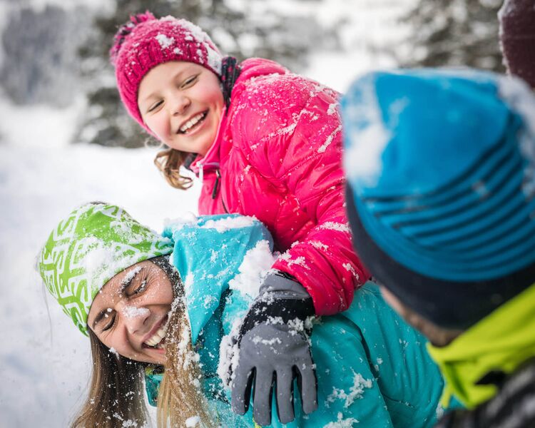 Familie hat Spaß im Schnee (c) Salzburger Land Tourismus
