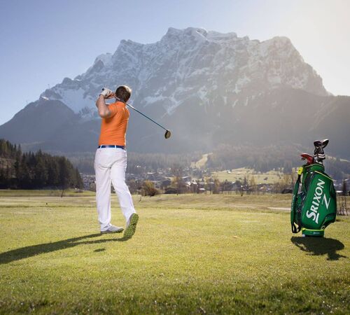 Golfers on the golf course in Ehrwald with a view of the Zugspitze
